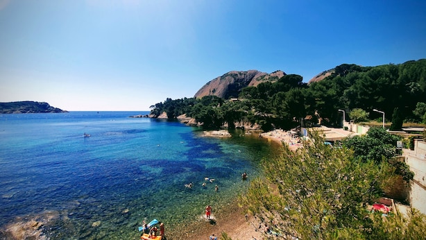 A coastal beach scene with clear water, rocky outcrops, and lush greenery. - Large Villa for 10 people in a sought-after area of Marseille (Marseille)