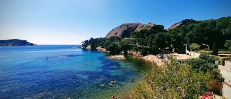 Plage à proximité, chaises longues