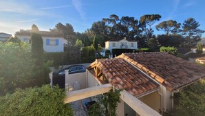 A residential area with houses, a car, and a clear sky. - Large Villa for 10 people in a sought-after area of Marseille (Marseille)