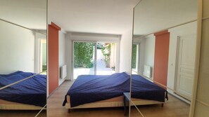 5 bedrooms, desk, iron/ironing board, free WiFi