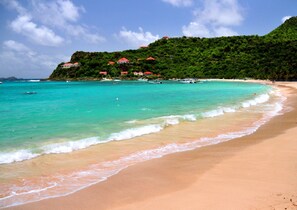 Plage, chaises longues, serviettes de plage