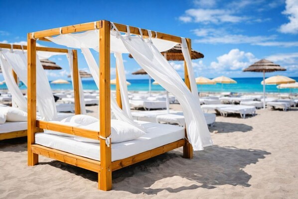 Sur la plage, chaise longue