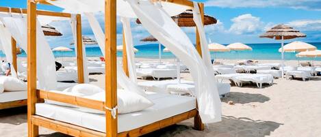 Am Strand, Liegestühle, Strandtücher