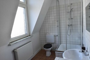 Dusche, Haartrockner, Handtücher