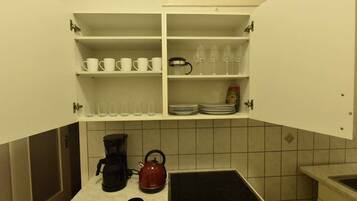 KĂŒhlschrank, Mikrowelle, Ofen, Herdplatte