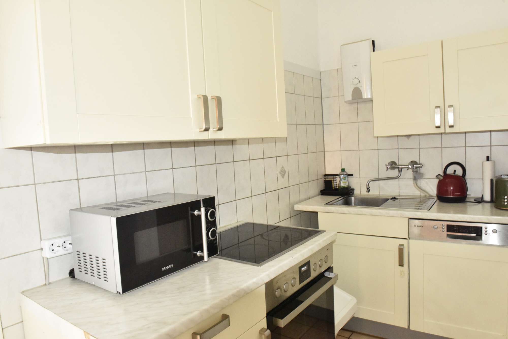 Kühlschrank, Mikrowelle, Ofen, Herdplatte