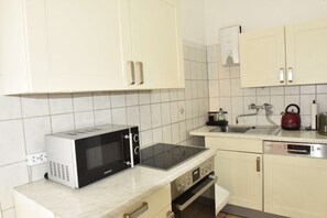 Kühlschrank, Mikrowelle, Ofen, Herdplatte