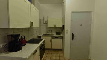 Kylskåp, mikrovågsugn, ugn och spishäll