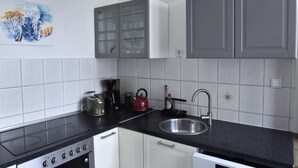 Cafetière-théière, réfrigérateur, four à micro-ondes, un four