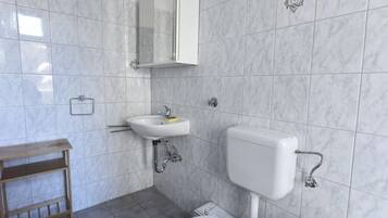 Badewanne, Haartrockner, HandtĂŒcher