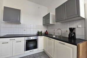 ثلاجة، ميكروويف، فرن، موقد طهي مسطح