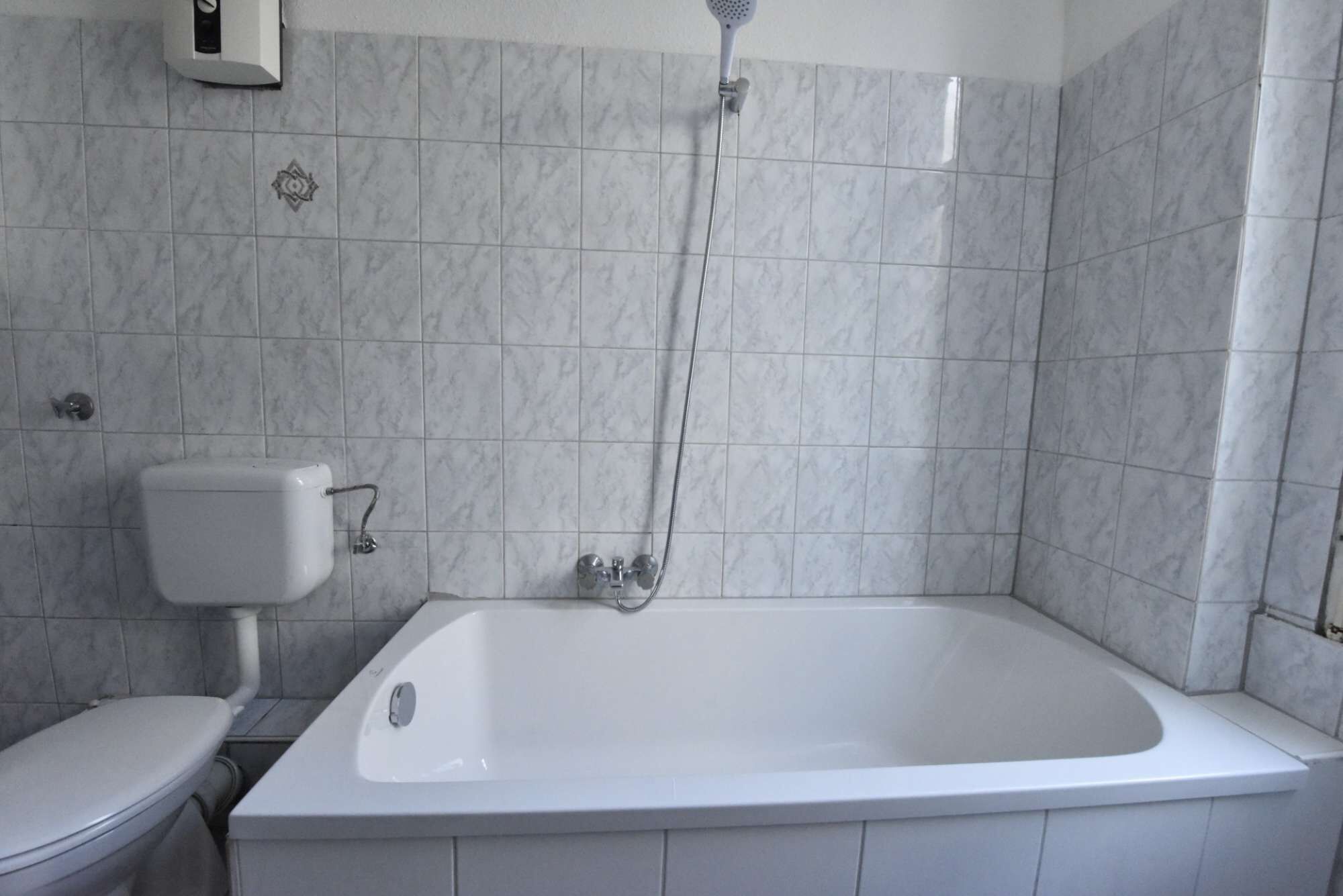 Badkar, hårtork och handdukar