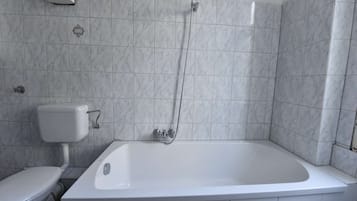 Badkar, hårtork och handdukar