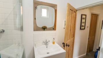 Cottage | Bathroom | Shower