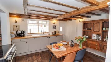 Cottage | Private kitchen | Fridge, dishwasher, electric kettle, toaster
