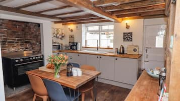 Cottage | Private kitchen | Fridge, microwave, dishwasher, electric kettle