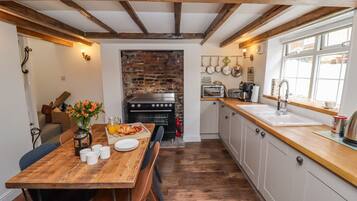 Cottage | Private kitchen | Fridge, dishwasher, electric kettle, toaster