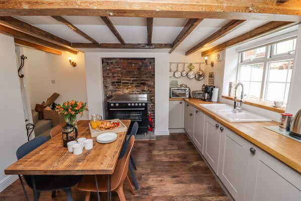 Casa de campo | Cocina privada | Refrigerador, lavavajillas, tetera eléctrica y tostadora 