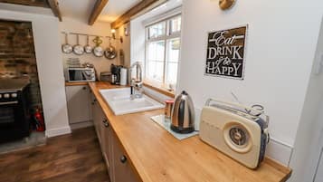 Cottage | Private kitchen | Fridge, dishwasher, electric kettle, toaster