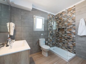 淋浴设施、吹风机、毛巾