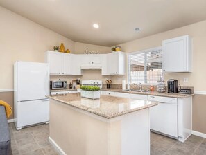 Køleskab, mikrobølgeovn, ovn, kogeplade