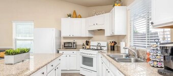 Fresno Home| Fire Pit| Sleeps 10| Quiet Community!