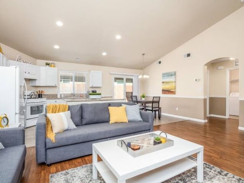 Fresno Home| Fire Pit| Sleeps 10| Quiet Community!