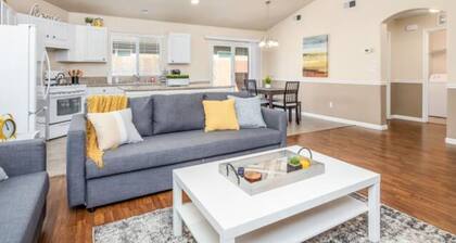 Fresno Home| Fire Pit| Sleeps 10| Quiet Community!
