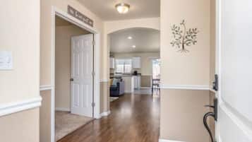 3 habitaciones, escritorio, tabla de planchar con plancha y wifi gratis