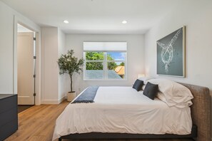3 bedrooms, desk, iron/ironing board, travel crib