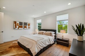 3 soverom, skrivebord, strykejern/-brett og reiseseng for barn