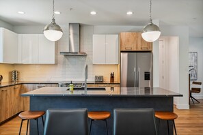 冷蔵庫、電子レンジ、オーブン、コンロ