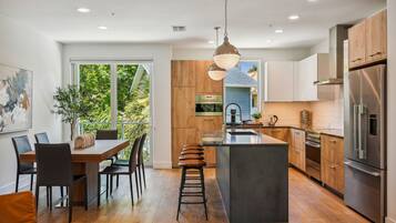 Refrigerador, microondas, horno y parrilla de estufa