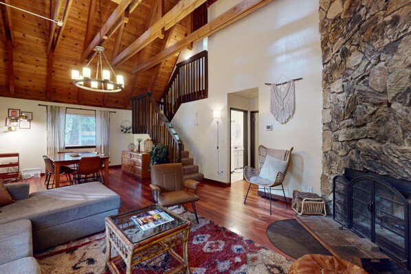 TV, fireplace - All-season, dog-friendly cabin with fireplace & deck - near Heavenly & beach (South Lake Tahoe)