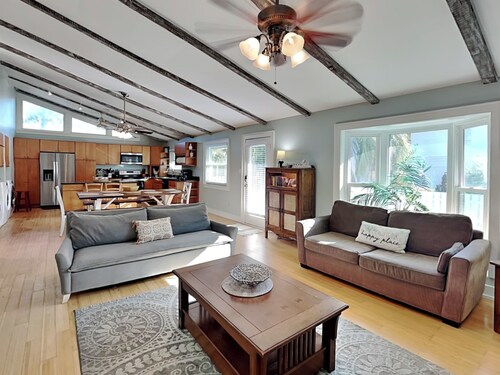 Peach on the Beach | Private Pool, Walk to Beach