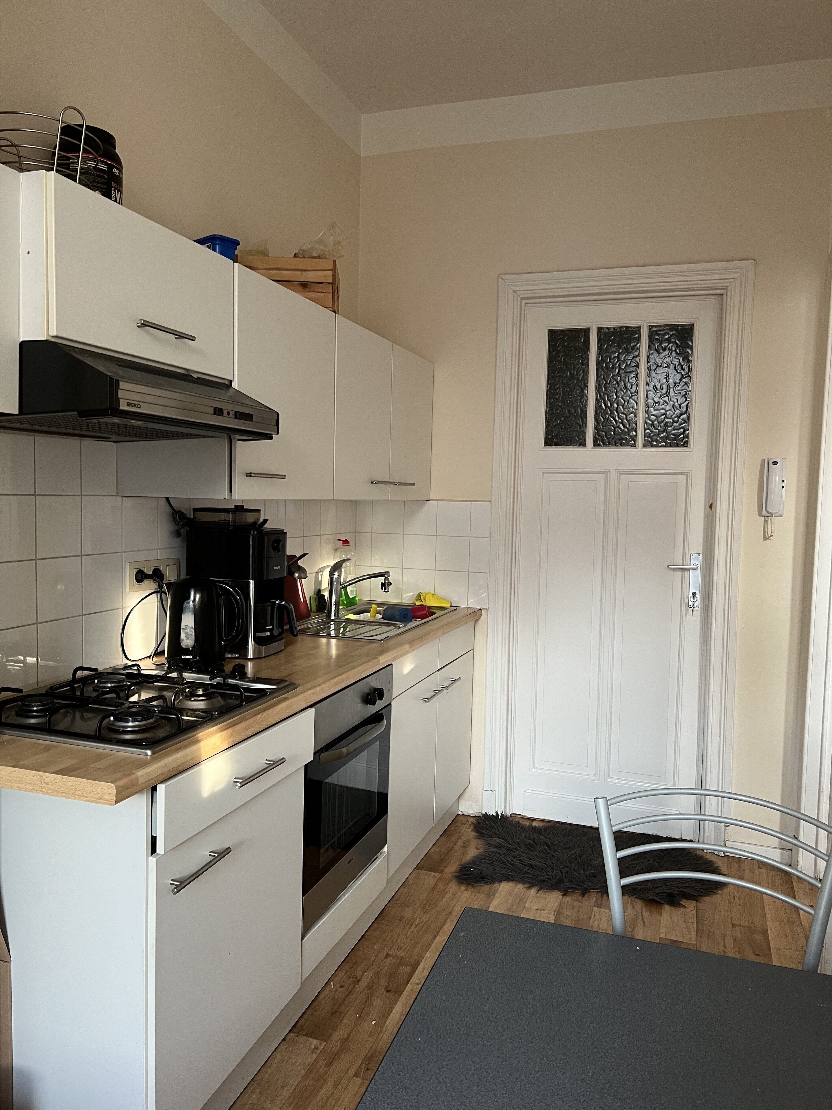 Fridge, oven, stovetop, coffee/tea maker