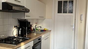 Fridge, oven, stovetop, coffee/tea maker