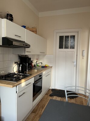 Kühlschrank, Ofen, Herdplatte, Wasserkocher mit Kaffee-/Teezubehör