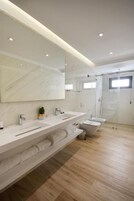 Artículos de tocador gratuitos, secador de pelo, pantuflas, bidet