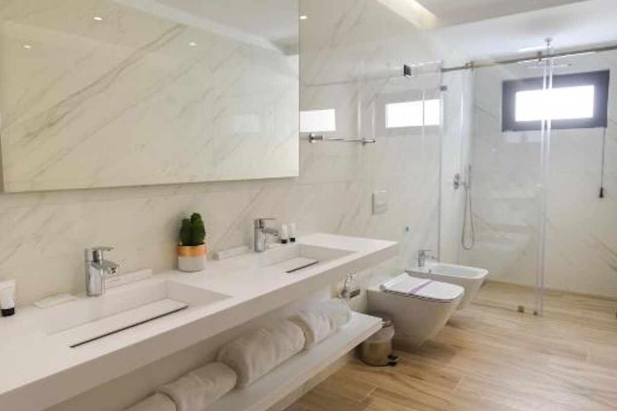 Bilik Mandi | Kelengkapan dandanan diri percuma, pengering rambut, selipar, bidet 