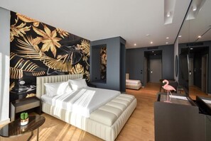 Luxury Triple Room | ผ้าปูที่นอน Frette จากอิตาลี, เครื่องนอนระดับพรีเมียม, มินิบาร์