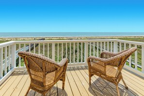 Property grounds - Beachfront Luxury w/ Elevator, 5 Suites, 10 Decks+Patio, Private Walkover (Galveston)