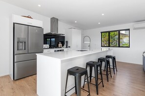 Køleskab, mikrobølgeovn, opvaskemaskine, brødrister