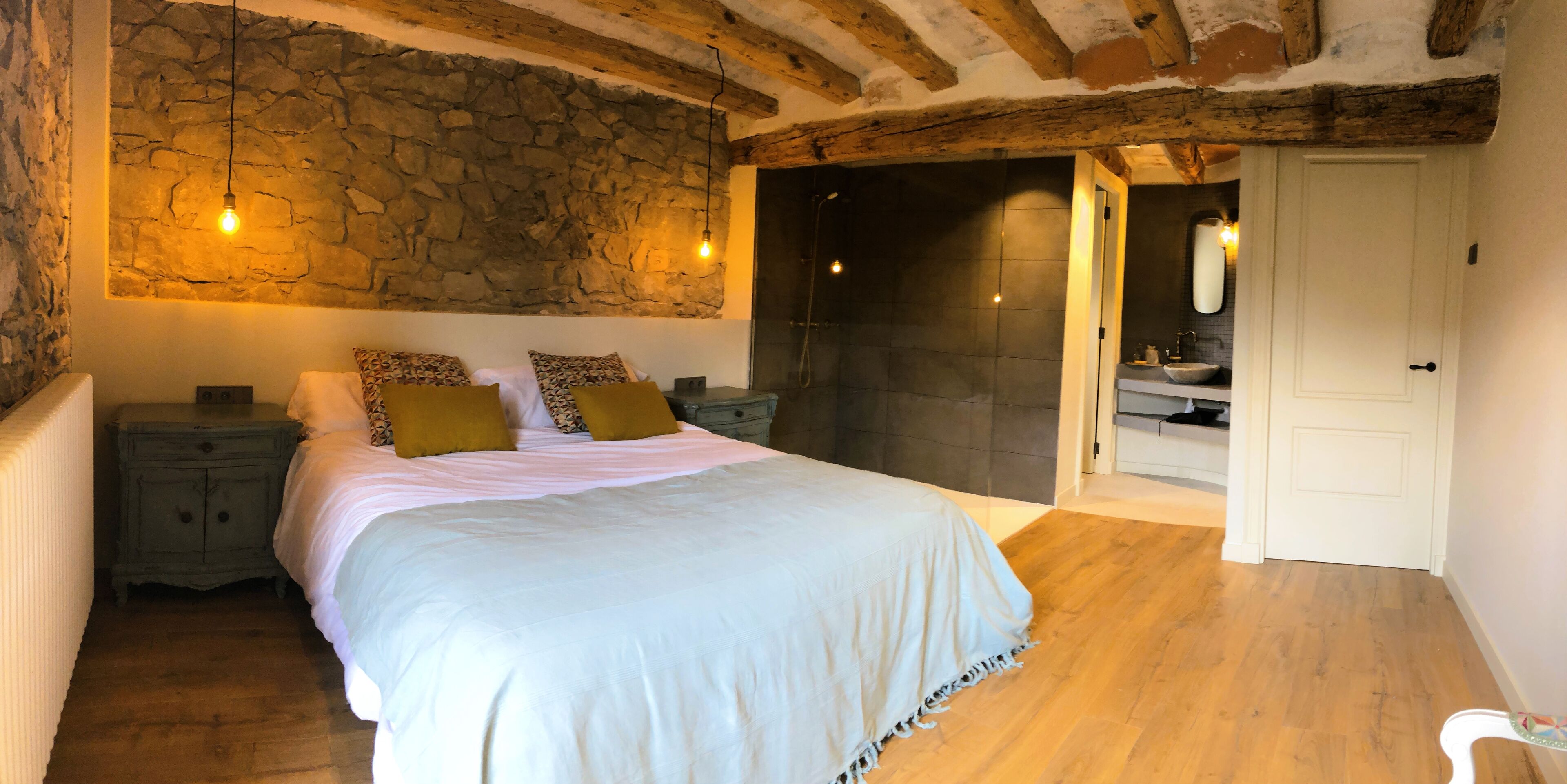 5 habitaciones, escritorio y tabla de planchar con plancha 