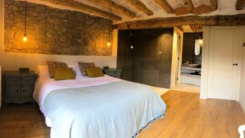 5 habitaciones, escritorio y tabla de planchar con plancha