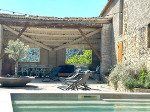 Una piscina al aire libre