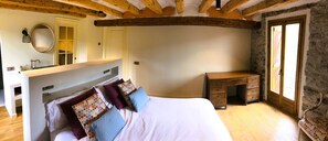 5 slaapkamers, een bureau, een strijkplank/strijkijzer, reisbedje