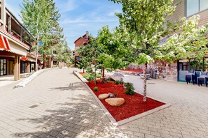 Property grounds - Alpine Hideaway | 3-Min Walk to Gondola & Steps to Dining | Pool & Hot Tub (Northstar - Truckee)