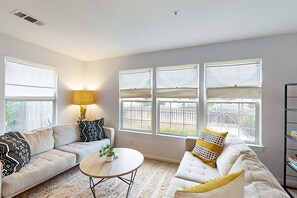 TV, caminetto, libri