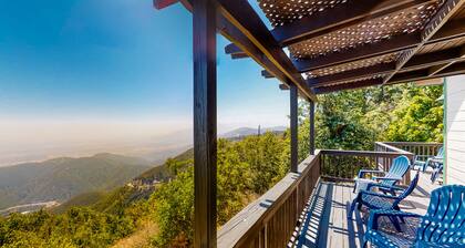 Lovely home on half-acre forest with spectacular mountain views - dog-friendly